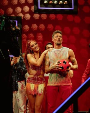 Miguel Cristovinho Instagram - bem amigos, sobre ontem
foi uma semana dura, já me tinham avisado que samba era a dança de salão mais difícil e foi muito isso que senti. por mais treino que haja nos poucos dias que temos para ensaiar, por mais repetição de passos ou técnica de pernas, braços, posições que pratiquemos, o meu maior objectivo é e será sempre conseguir realmente não pensar em nada disso durante aquele minuto e divertir-me. fiquei feliz que isso tenha voltado a acontecer
receber 9-9-8, possivelmente na minha noite mais fraca desde que começou o programa, deixou-me orgulhoso e olhem… é assim que estamos, o nível está tão elevado que receber uma pontuação como esta não significa necessariamente que tenha correspondido às expectativas.
mais um frente-a-frente com uma dupla bonita, duas pessoas com corações de ouro e que também mereciam muito continuar na competição, @tiagocarreira_ e @tuxafierce gosto muito de vocês 🫶🏼
acho que ainda não me habituei a isto de ter pessoas a gastarem dinheiro para eu ficar num programa de televisão mas quero que saibam que sou muito grato por cada um de vocês que votou em mim, prometo voltar a apontar outra vez aos 30 que o Nelson já levou mais um que eu, a Raquel e a Luisinha e alguém tem de ir lá morder-lhe os calcanhares 

pequena grande nota de rodapé: cada pessoa é livre e tem o direito à sua opinião, no entanto não vou permitir comentários de ódio gratuitos a outros concorrentes aqui no meu instagram. o programa tem o formato que tem, desde sempre, e estas são as regras do jogo, estamos todos a dar o nosso melhor e ninguém merece ser enxovalhado por tentar fazer algo que nunca fez. muito amor 🩶

// 📸 @catiafigueiredo.photo