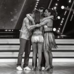 Miguel Cristovinho Instagram - bem amigos, sobre ontem foi uma semana dura, já me tinham avisado que samba era a dança de salão mais difícil e foi muito isso que senti. por mais treino que haja nos poucos dias que temos para ensaiar, por mais repetição de passos ou técnica de pernas, braços, posições que pratiquemos, o meu maior objectivo é e será sempre conseguir realmente não pensar em nada disso durante aquele minuto e divertir-me. fiquei feliz que isso tenha voltado a acontecer receber 9-9-8, possivelmente na minha noite mais fraca desde que começou o programa, deixou-me orgulhoso e olhem… é assim que estamos, o nível está tão elevado que receber uma pontuação como esta não significa necessariamente que tenha correspondido às expectativas. mais um frente-a-frente com uma dupla bonita, duas pessoas com corações de ouro e que também mereciam muito continuar na competição, @tiagocarreira_ e @tuxafierce gosto muito de vocês 🫶🏼 acho que ainda não me habituei a isto de ter pessoas a gastarem dinheiro para eu ficar num programa de televisão mas quero que saibam que sou muito grato por cada um de vocês que votou em mim, prometo voltar a apontar outra vez aos 30 que o Nelson já levou mais um que eu, a Raquel e a Luisinha e alguém tem de ir lá morder-lhe os calcanhares pequena grande nota de rodapé: cada pessoa é livre e tem o direito à sua opinião, no entanto não vou permitir comentários de ódio gratuitos a outros concorrentes aqui no meu instagram. o programa tem o formato que tem, desde sempre, e estas são as regras do jogo, estamos todos a dar o nosso melhor e ninguém merece ser enxovalhado por tentar fazer algo que nunca fez. muito amor 🩶 // 📸 @catiafigueiredo.photo