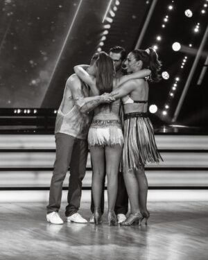 Miguel Cristovinho Instagram - bem amigos, sobre ontem
foi uma semana dura, já me tinham avisado que samba era a dança de salão mais difícil e foi muito isso que senti. por mais treino que haja nos poucos dias que temos para ensaiar, por mais repetição de passos ou técnica de pernas, braços, posições que pratiquemos, o meu maior objectivo é e será sempre conseguir realmente não pensar em nada disso durante aquele minuto e divertir-me. fiquei feliz que isso tenha voltado a acontecer
receber 9-9-8, possivelmente na minha noite mais fraca desde que começou o programa, deixou-me orgulhoso e olhem… é assim que estamos, o nível está tão elevado que receber uma pontuação como esta não significa necessariamente que tenha correspondido às expectativas.
mais um frente-a-frente com uma dupla bonita, duas pessoas com corações de ouro e que também mereciam muito continuar na competição, @tiagocarreira_ e @tuxafierce gosto muito de vocês 🫶🏼
acho que ainda não me habituei a isto de ter pessoas a gastarem dinheiro para eu ficar num programa de televisão mas quero que saibam que sou muito grato por cada um de vocês que votou em mim, prometo voltar a apontar outra vez aos 30 que o Nelson já levou mais um que eu, a Raquel e a Luisinha e alguém tem de ir lá morder-lhe os calcanhares 

pequena grande nota de rodapé: cada pessoa é livre e tem o direito à sua opinião, no entanto não vou permitir comentários de ódio gratuitos a outros concorrentes aqui no meu instagram. o programa tem o formato que tem, desde sempre, e estas são as regras do jogo, estamos todos a dar o nosso melhor e ninguém merece ser enxovalhado por tentar fazer algo que nunca fez. muito amor 🩶

// 📸 @catiafigueiredo.photo