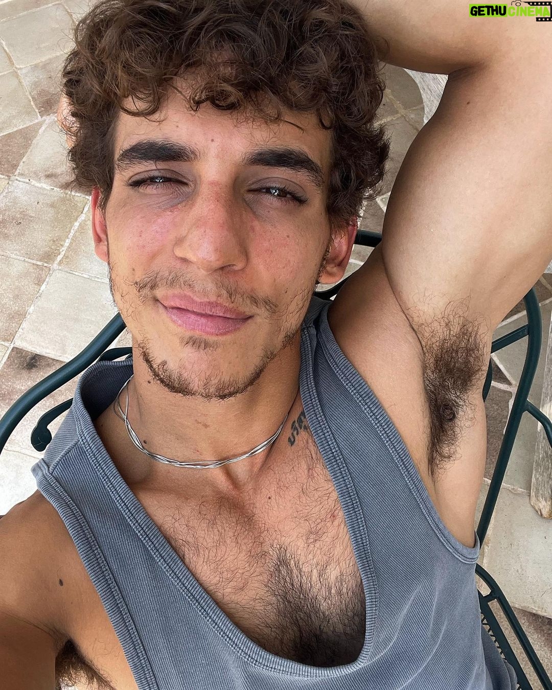 Miguel Herrán Instagram - No me repitáis ese rollo de que me afeite.. que cada uno viva como quiera!