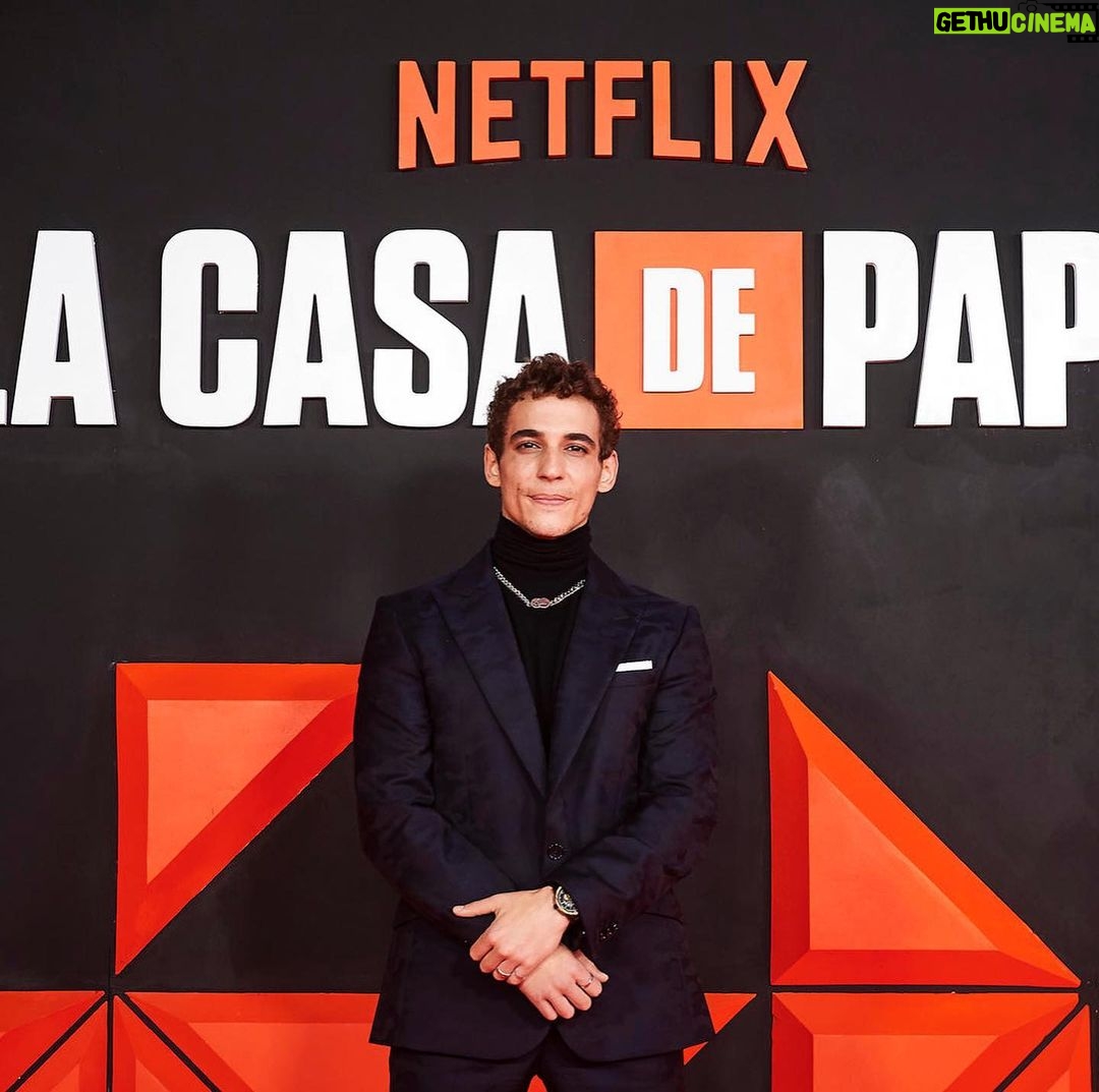 Miguel Herrán - 1.5 Million Likes - Gracias una vez más a @garciamadrid
Por vestirme tan bien siempre y con tan poco tiempo.😅
Gracias amigos!!❤️
Y gracias a todos los que nos habéis acompañado durante estos 5 años..
Mañana cerramos juntos una etapa preciosa.
Espero que la disfruten tanto como lo he hecho yo.😇