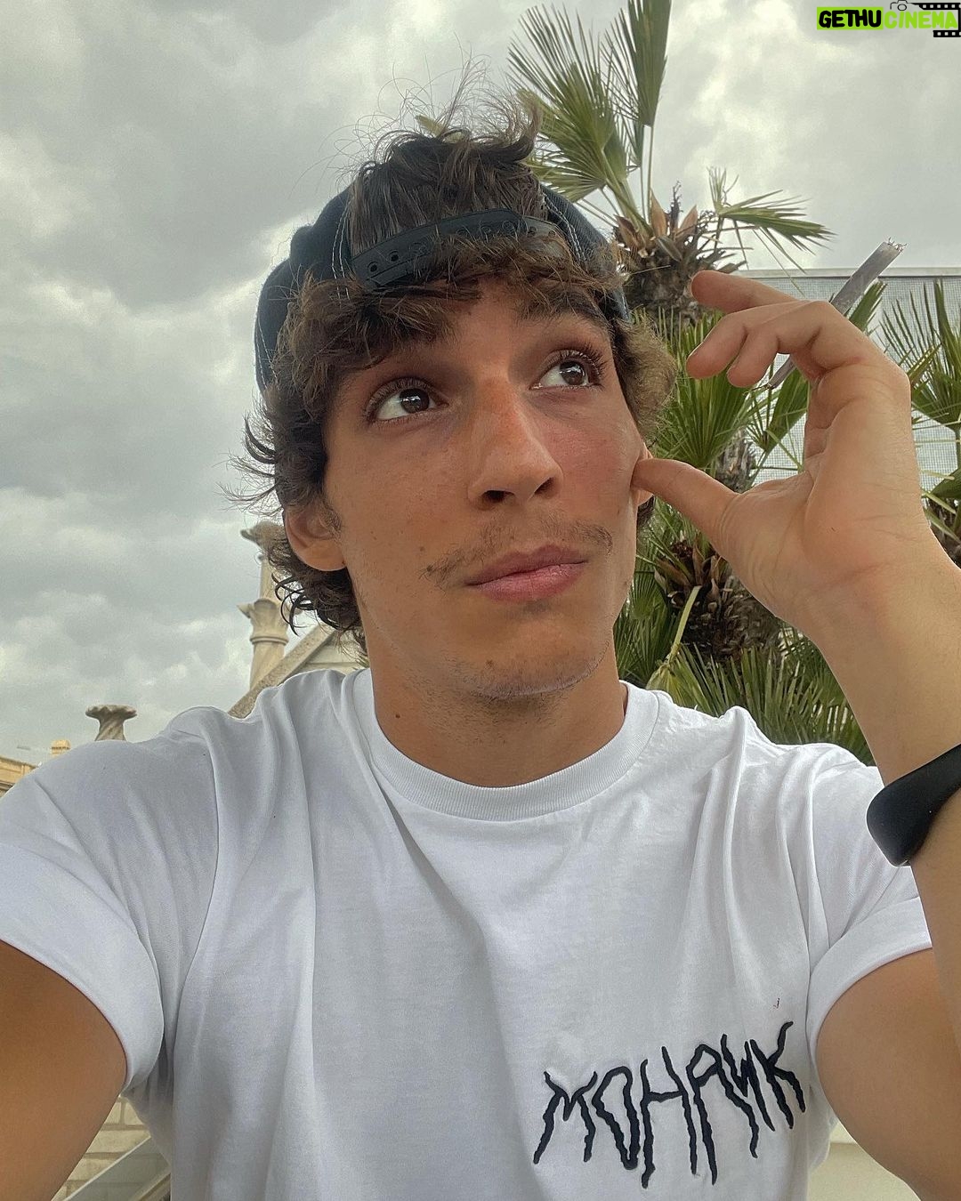 Miguel Herrán - 1.6 Million Likes - La vida es todo eso que sucede a tu alrededor mientras piensas..
Un buen amigo mío siempre me dice dos cosas que me ayudan mucho cuando las cosas no van bien..
1. Problemas del primer mundo.
2. Pensar te debilita.