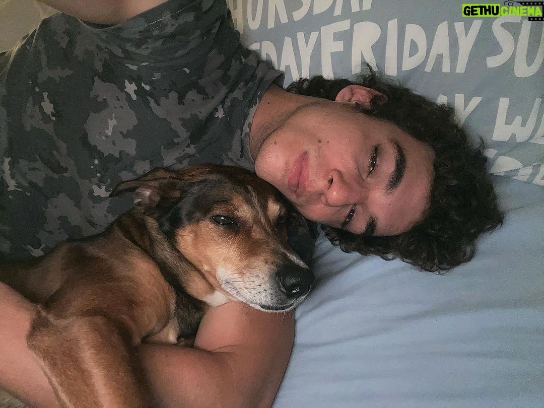 Miguel Herrán - 1.3 Million Likes - Echo de menos a mis perros..
El entrenamiento..
Los paseos en todoterreno..
La comida..
La moto!..
Los viajes con amigos..
Mi pueblo y su frío..
Hacer el capullo con la bici..
Y a mí madre..
Este verano es diferente, no voy a tener nada de lo que me define como individuo..
TONTERÍAS !! Es cierto que lo echo mucho de menos. Pero no cambiaria ni por un instante la oportunidad de hacer lo que mejor se hacer.. jugar a ser otra persona.
Crear, probar e interpretar.
¡LAS MEJORES VACACIONES!