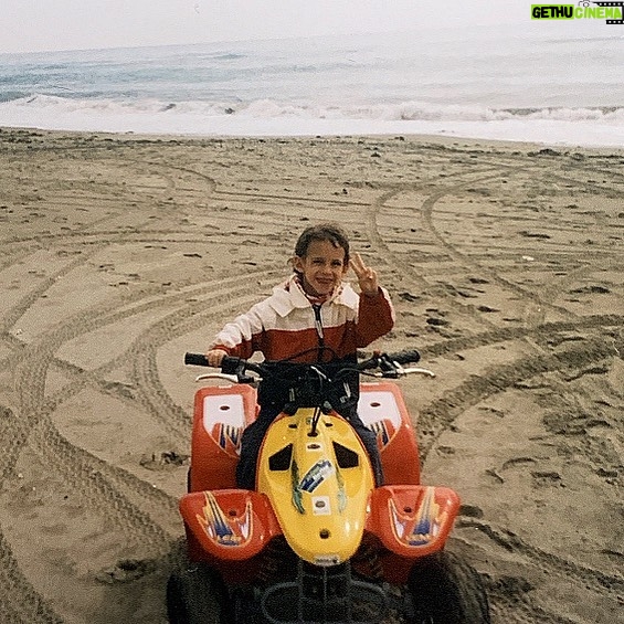 Miguel Herrán Instagram - Era el año 1999.. Mi madre siempre estuvo conmigo, me cuido y me defendió frente a todo. Lo ha dado siempre todo por su hijo. Es una MADRE de las de verdad. De las que las mayúsculas se quedan pequeñas para describirla.. Por otro lado.. mi Padre jamás estuvo. No sé ni cómo es físicamente.. solo tengo el recuerdo de un bofetón, un zumo de tomate, un reloj y este quad. Madre. Prometo cuidarte como te mereces, como tú me has cuidado a mí y cómo nunca nos ha cuidado padre. Manolo (mi padre) si algún día ves esto o te llega este mensaje.. que sepas que ni te odio, ni te guardo rencor.. supongo que no se puede odiar a un desconocido..🤷♂️ Si por casualidad algún/a padre o madre soltero/a ve esto y tiene dudas de si se puede sacar un crío estando solo/a. Si! Se puede!! Solo hace falta estar ahí, escuchar y tener ganas!😊