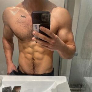Miguel Herrán Instagram - Hoy quiero agradecer a mi entrenador y amigo @josemaazcona los resultados de este último año. Desde que salimos de aquel gran confinamiento he mejorado mucho con sus tablas de entrenamiento y alimenticias.
También me gustaría mencionar a @nutrisade qué ha sido uno de mis mentores y un pilar básico desde el primer día que pisé un gimnasio.. siempre primando la salud por encima del resultado estético. 
Gracias de corazón!! ♥️
1*📸- hace tres días
2*📸- 27/04/2020
(Comparto esto por qué mucha gente me pregunta por mis entrenamientos) 
Si tenéis alguna duda sobre estos temas @josemaazcona y @nutrisade os las resolverán encantados!!😊