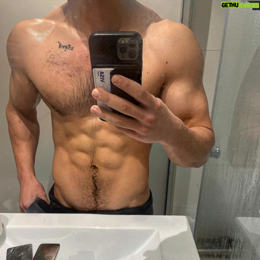 Miguel Herrán - 1.6 Million Likes - Hoy quiero agradecer a mi entrenador y amigo @josemaazcona los resultados de este último año. Desde que salimos de aquel gran confinamiento he mejorado mucho con sus tablas de entrenamiento y alimenticias.
También me gustaría mencionar a @nutrisade qué ha sido uno de mis mentores y un pilar básico desde el primer día que pisé un gimnasio.. siempre primando la salud por encima del resultado estético.
Gracias de corazón!! ♥️
1*📸- hace tres días
2*📸- 27/04/2020
(Comparto esto por qué mucha gente me pregunta por mis entrenamientos)
Si tenéis alguna duda sobre estos temas @josemaazcona y @nutrisade os las resolverán encantados!!😊