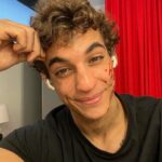 Miguel Herrán Instagram – Bueno ya es hora.. no me gusta dar explicaciones, pero creo que es lo mínimo que os merecéis por todo el apoyo que he recibido estos días.. Lo primero de todo. GRACIAS!! ♥️. Me he sentido totalmente querido estos días, por conocidos y desconocidos. En ningún momento quise generar toda la preocupación que se creó al rededor de mi anterior foto.. no estuve mal por estar encerrado, estaba mal por no sentirme más positivo ante un problema tan primer mundista como el de estar encerrado en una casa.. Ojalá todos tuviéramos una casa en la que poder estar encerrados. Muchas veces me observo y veo actitudes que no me gustan, que quisiera cambiar.. y me cuesta. A veces me desvío del camino que me he querido marcar y no me gusta. ¡Pero es lo más normal del mundo! No hay que alarmarse. Me gusta compartir momentos personales con todos vosotros. Es mi forma de “influenciar” es lo que considero que debo mostraros de mi vida. Que si! Que soy famoso, gano mucho dinero y mi vida es la puta hostia! Y me encanta mi vida. Pero no existe una fórmula de la felicidad, no por estar hoy aquí arriba todo va a ser bueno.. mis momentos más felices han sido estando en la mierda más profunda, los momentos de transformación y de progresión personal vienen muchas veces después de una buena hostia. Y creo que es eso lo que debo mostrar. Que soy un humano más.