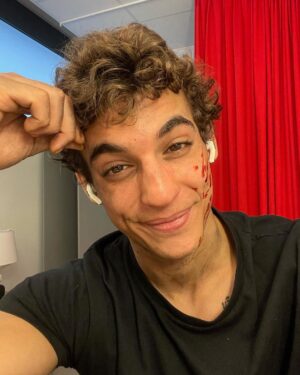 Miguel Herrán Instagram - Bueno ya es hora.. no me gusta dar explicaciones, pero creo que es lo mínimo que os merecéis por todo el apoyo que he recibido estos días.. Lo primero de todo. GRACIAS!! ♥️. Me he sentido totalmente querido estos días, por conocidos y desconocidos. En ningún momento quise generar toda la preocupación que se creó al rededor de mi anterior foto.. no estuve mal por estar encerrado, estaba mal por no sentirme más positivo ante un problema tan primer mundista como el de estar encerrado en una casa.. Ojalá todos tuviéramos una casa en la que poder estar encerrados. Muchas veces me observo y veo actitudes que no me gustan, que quisiera cambiar.. y me cuesta. A veces me desvío del camino que me he querido marcar y no me gusta. ¡Pero es lo más normal del mundo! No hay que alarmarse. Me gusta compartir momentos personales con todos vosotros. Es mi forma de “influenciar” es lo que considero que debo mostraros de mi vida. Que si! Que soy famoso, gano mucho dinero y mi vida es la puta hostia! Y me encanta mi vida. Pero no existe una fórmula de la felicidad, no por estar hoy aquí arriba todo va a ser bueno.. mis momentos más felices han sido estando en la mierda más profunda, los momentos de transformación y de progresión personal vienen muchas veces después de una buena hostia. Y creo que es eso lo que debo mostrar. Que soy un humano más.