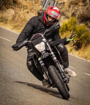 Miguel Herrán Instagram - Yo iba corriendo.. casi volando. Tras el quita miedos vi a @canty_photo cámara en mano y salió esto😈