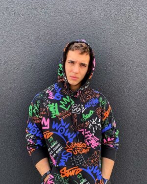 Miguel Herrán Instagram - He aquí mi última foto de la colaboración con @pullandbear y he de reconocer que me encanta su nueva colección! 🥰
#pullandbearcommunity