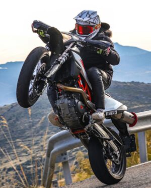 Miguel Herrán Instagram - Echo de menos a mis perros..
El entrenamiento..
Los paseos en todoterreno..
La comida..
La moto!..
Los viajes con amigos..
Mi pueblo y su frío..
Hacer el capullo con la bici..
Y a mí madre..
Este verano es diferente, no voy a tener nada de lo que me define como individuo.. 
TONTERÍAS !! Es cierto que lo echo mucho de menos. Pero no cambiaria ni por un instante la oportunidad de hacer lo que mejor se hacer.. jugar a ser otra persona.
Crear, probar e interpretar.
¡LAS MEJORES VACACIONES!