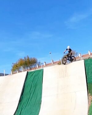 Miguel Herrán Instagram - Echo de menos a mis perros..
El entrenamiento..
Los paseos en todoterreno..
La comida..
La moto!..
Los viajes con amigos..
Mi pueblo y su frío..
Hacer el capullo con la bici..
Y a mí madre..
Este verano es diferente, no voy a tener nada de lo que me define como individuo.. 
TONTERÍAS !! Es cierto que lo echo mucho de menos. Pero no cambiaria ni por un instante la oportunidad de hacer lo que mejor se hacer.. jugar a ser otra persona.
Crear, probar e interpretar.
¡LAS MEJORES VACACIONES!