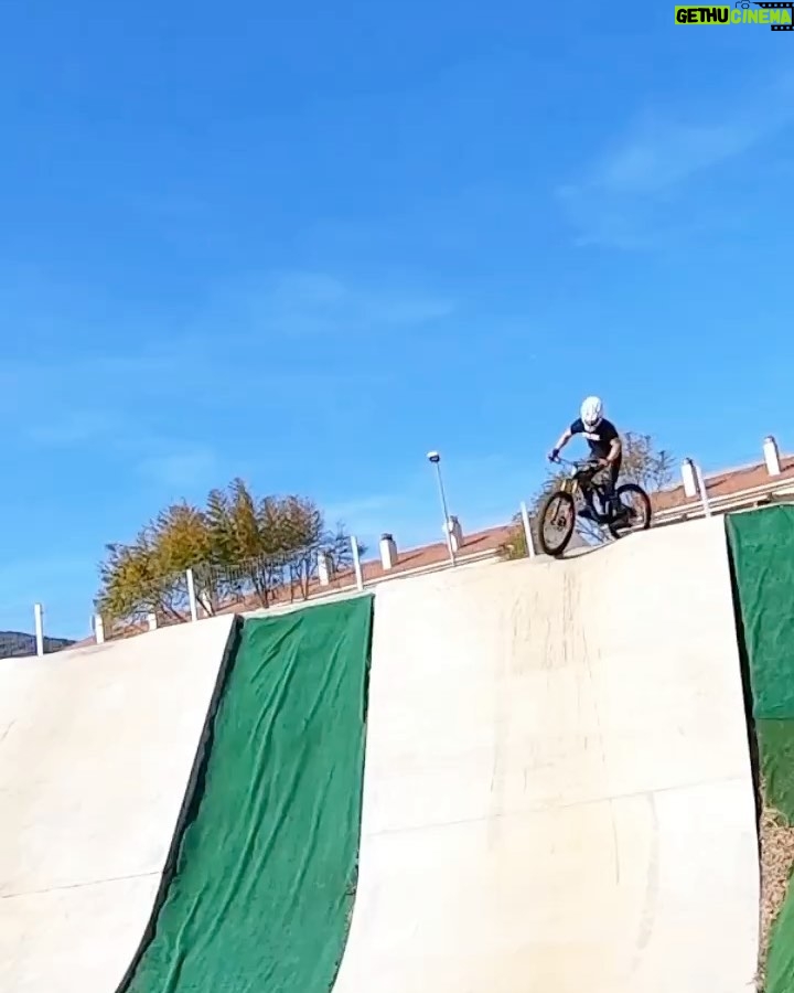 Miguel Herrán - 1.3 Million Likes - Echo de menos a mis perros..
El entrenamiento..
Los paseos en todoterreno..
La comida..
La moto!..
Los viajes con amigos..
Mi pueblo y su frío..
Hacer el capullo con la bici..
Y a mí madre..
Este verano es diferente, no voy a tener nada de lo que me define como individuo..
TONTERÍAS !! Es cierto que lo echo mucho de menos. Pero no cambiaria ni por un instante la oportunidad de hacer lo que mejor se hacer.. jugar a ser otra persona.
Crear, probar e interpretar.
¡LAS MEJORES VACACIONES!