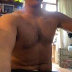 Miguel Herrán Instagram - Hoy quiero agradecer a mi entrenador y amigo @josemaazcona los resultados de este último año. Desde que salimos de aquel gran confinamiento he mejorado mucho con sus tablas de entrenamiento y alimenticias. También me gustaría mencionar a @nutrisade qué ha sido uno de mis mentores y un pilar básico desde el primer día que pisé un gimnasio.. siempre primando la salud por encima del resultado estético. Gracias de corazón!! ♥️ 1*📸- hace tres días 2*📸- 27/04/2020 (Comparto esto por qué mucha gente me pregunta por mis entrenamientos) Si tenéis alguna duda sobre estos temas @josemaazcona y @nutrisade os las resolverán encantados!!😊