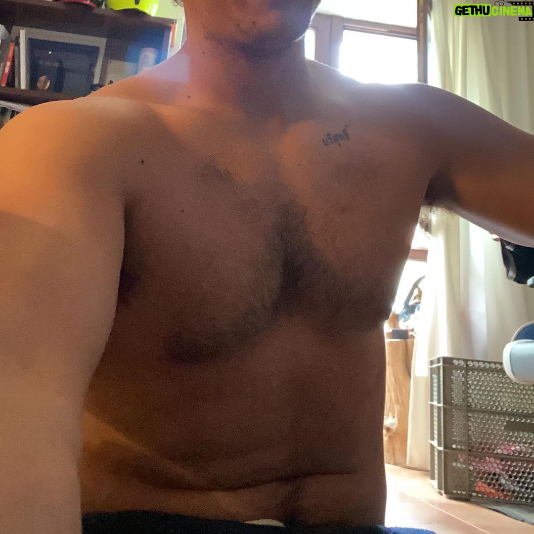 Miguel Herrán - 1.6 Million Likes - Hoy quiero agradecer a mi entrenador y amigo @josemaazcona los resultados de este último año. Desde que salimos de aquel gran confinamiento he mejorado mucho con sus tablas de entrenamiento y alimenticias.
También me gustaría mencionar a @nutrisade qué ha sido uno de mis mentores y un pilar básico desde el primer día que pisé un gimnasio.. siempre primando la salud por encima del resultado estético.
Gracias de corazón!! ♥️
1*📸- hace tres días
2*📸- 27/04/2020
(Comparto esto por qué mucha gente me pregunta por mis entrenamientos)
Si tenéis alguna duda sobre estos temas @josemaazcona y @nutrisade os las resolverán encantados!!😊