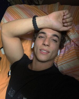 Miguel Herrán Instagram - Saldría de la cama.. pero se está muy bien😝
