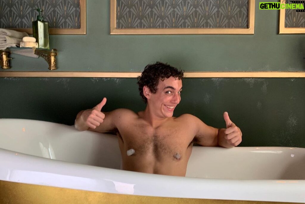 Miguel Herrán Instagram - Instantes antes de que Tokio venga a darse un baño..