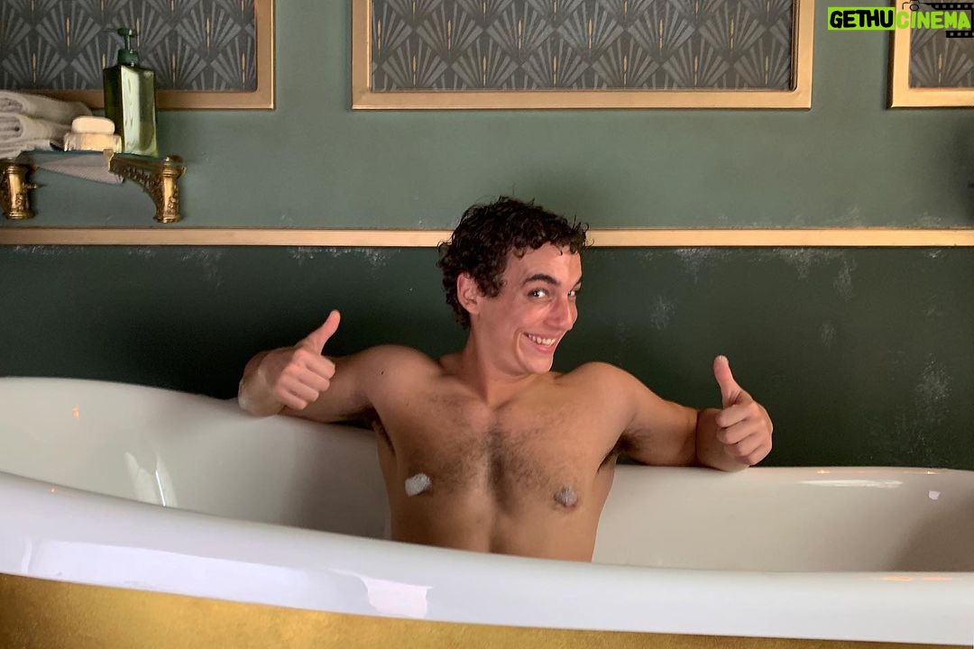 Miguel Herrán - 1.8 Million Likes - Instantes antes de que Tokio venga a darse un baño..