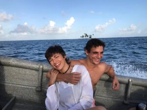 Miguel Herrán Instagram - En esta foto se puede ver claramente mi relación con @ursulolita una amistad muy divertida y enriquecedora.. sobre todo para mí. Que me has ayudado siempre y me has enseñado mucho más de lo que yo te voy a poder devolver jamás.. Por que eres una compañera increíble y una mujer excepcional.. por que siempre me descojono contigo y ojalá que nuestros caminos se sigan cruzando por mucho tiempo y podamos seguir creando cosas tan bonitas juntos como a TOKIO & RIO!!❤
Te quiero @ursulolita ❤