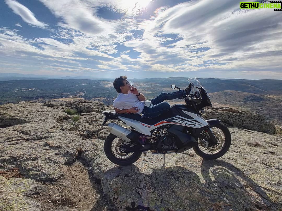 Miguel Herrán Instagram - La vida es más fácil si andas despacio. ¿No ves que nadie llega al fin?