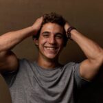 Miguel Herrán Instagram - Esta foto que me hizo @cucocuervo creo que define perfectamente mi año.. me llevo las manos a la cabeza con una sonrrisa por que desde que me cruze con Daniel Guzmán mi vida a sido una completa locura.. pero soy feliz, estoy bien, me gusta mi vida.. Que más puedo pedir? Nada. Lo tengo todo, no quiero nada más, solo seguir así.. Felíz 😊