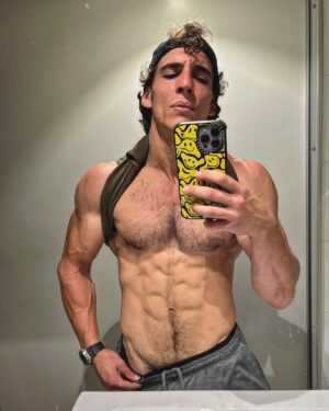 Miguel Herrán Instagram - Vuelvo a casa, ya no hay grasa..