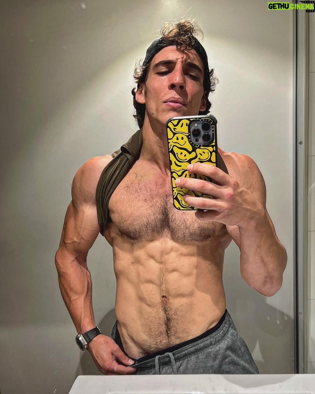 Miguel Herrán - 1.3 Million Likes - Vuelvo a casa, ya no hay grasa..