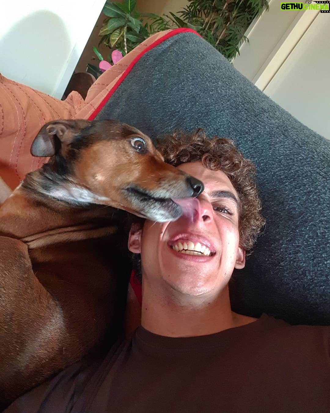 Miguel Herrán Instagram - Yo me saco una foto.. el me saca los mocos😊