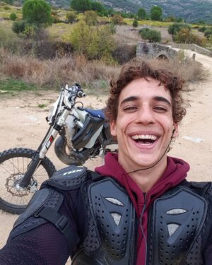 Miguel Herrán Instagram - Cuando te quedas tirado en medio de la nada lo último que debes hacer es desesperarte..😅