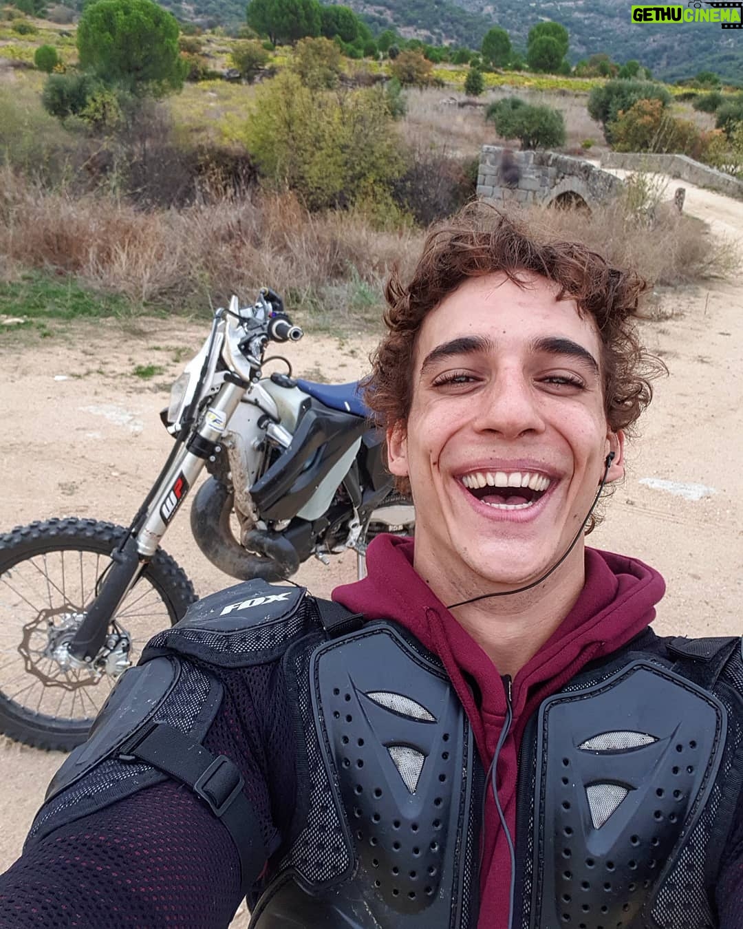 Miguel Herrán - 0.9 Million Likes - Cuando te quedas tirado en medio de la nada lo último que debes hacer es desesperarte..😅