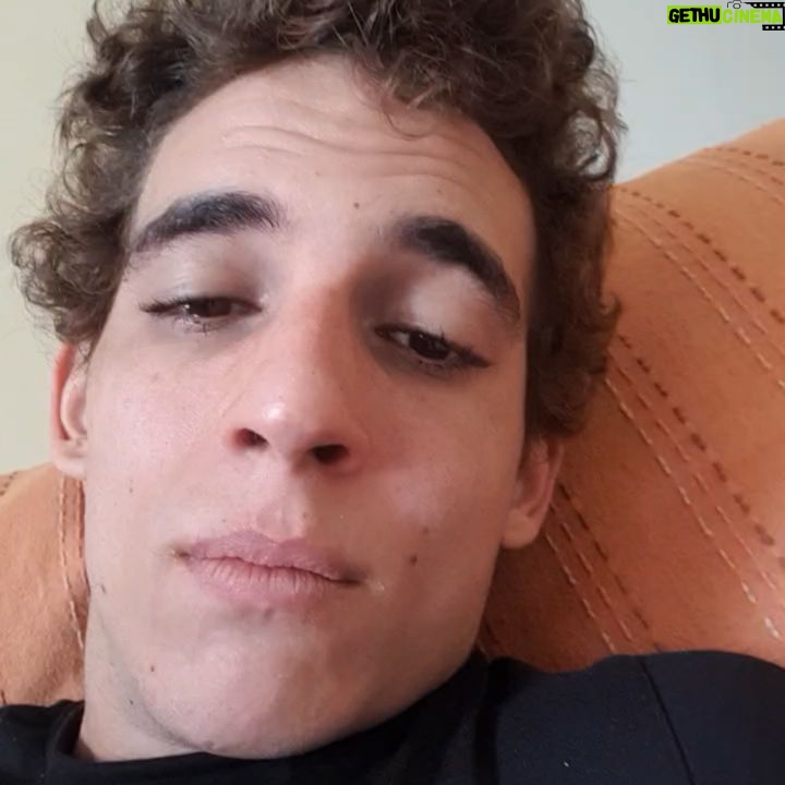 Miguel Herrán Instagram - Proceso interno de personaje.. mientras soy brutalmente atacado por coyeh 🙃