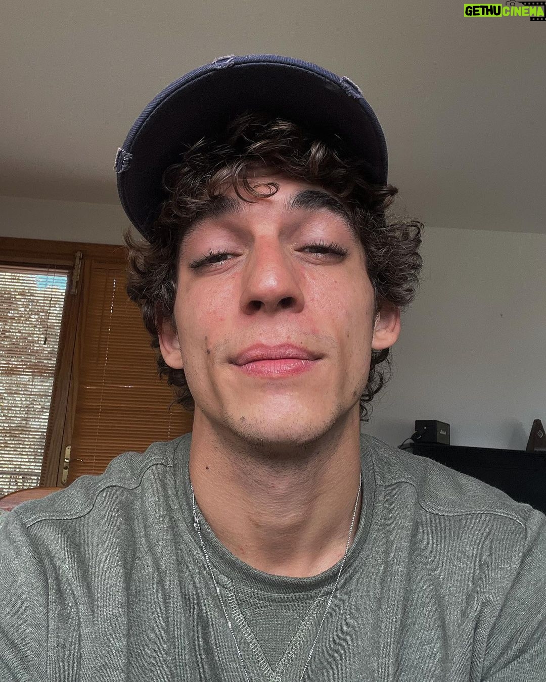 Miguel Herrán Instagram - Cansancio.. ese constante compañero de vida. Te amo.❤️