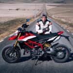 Miguel Herrán Instagram - Muchísimas gracias a la gente de @mundimoto_com Han conseguido traerme a casa uno de los sueños de cuando era pequeño y me imaginaba tumbando en las curvas de mi pueblo con la supermotard más bestia que existe.. Nunca adquirí una por qué son difíciles de encontrar en buen estado, con pocos kilómetros y a buen precio.. Ellos me la han conseguido y no solo eso.. me la han traído hasta la misma puerta de mi casa. Con un servicio de entrega impecable.. @mundimoto_com Es un concesionario físico multimarca de vehículos de segunda mano totalmente revisados y en perfecto estado.. Listos para usar y disfrutar!! Buenos precios, buen stock, buen servicio personal y sobre todo.. mucha variedad de cacharros🤤 No dudéis en llamarles si necesitáis ayuda para buscar la moto de vuestros sueños..