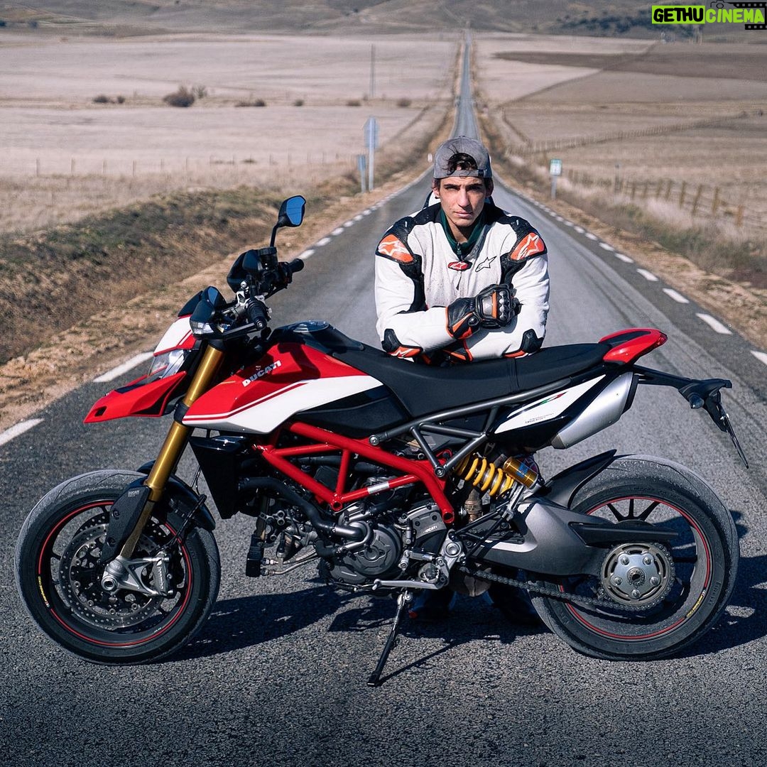 Miguel Herrán Instagram - Muchísimas gracias a la gente de @mundimoto_com Han conseguido traerme a casa uno de los sueños de cuando era pequeño y me imaginaba tumbando en las curvas de mi pueblo con la supermotard más bestia que existe.. Nunca adquirí una por qué son difíciles de encontrar en buen estado, con pocos kilómetros y a buen precio.. Ellos me la han conseguido y no solo eso.. me la han traído hasta la misma puerta de mi casa. Con un servicio de entrega impecable.. @mundimoto_com Es un concesionario físico multimarca de vehículos de segunda mano totalmente revisados y en perfecto estado.. Listos para usar y disfrutar!! Buenos precios, buen stock, buen servicio personal y sobre todo.. mucha variedad de cacharros🤤 No dudéis en llamarles si necesitáis ayuda para buscar la moto de vuestros sueños..