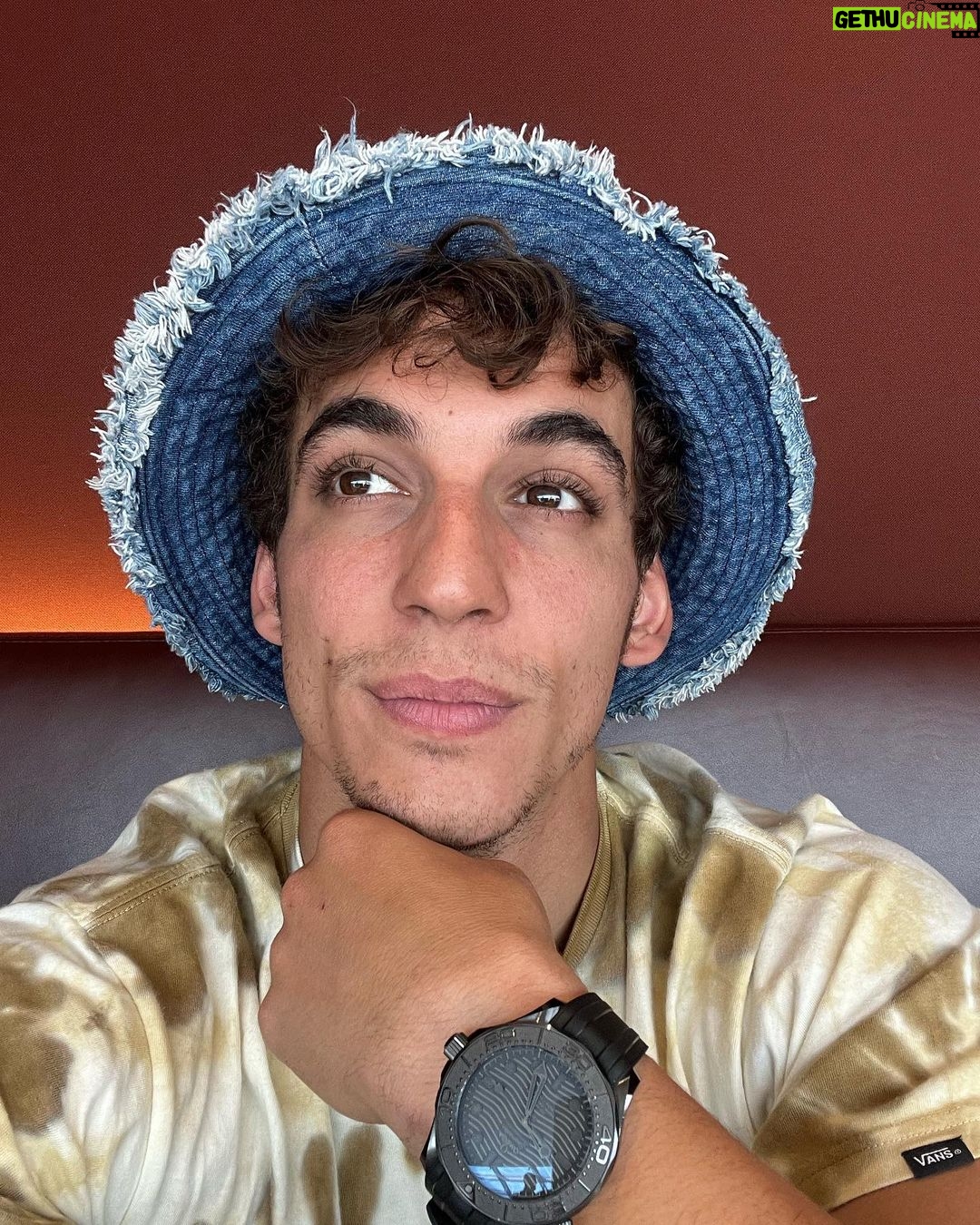Miguel Herrán - 1.4 Million Likes - Bueno.. poco más puedo decir.
Las imágenes hablan por sí solas..
esta es mi familia.
Y es lo que más quiero en este mundo.
@celiapedraza_ me ha hecho el mayor regalo de mi vida.. vamos a ser padres.
Todavía no sabemos nada, solo que de momento está todo perfecto y que tenemos una ilusión que nos cuesta mucho gestionar.
🌻🥑🦋🦔🌙❤️