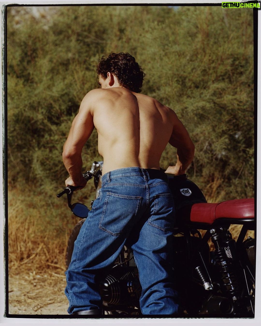 Miguel Herrán Instagram - 23 de septiembre estrenamos un proyecto al que le tengo infinito cariño.. #modelo77 @esquirees