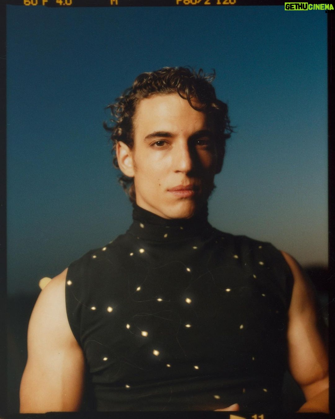 Miguel Herrán Instagram - 23 de septiembre estrenamos un proyecto al que le tengo infinito cariño.. #modelo77 @esquirees