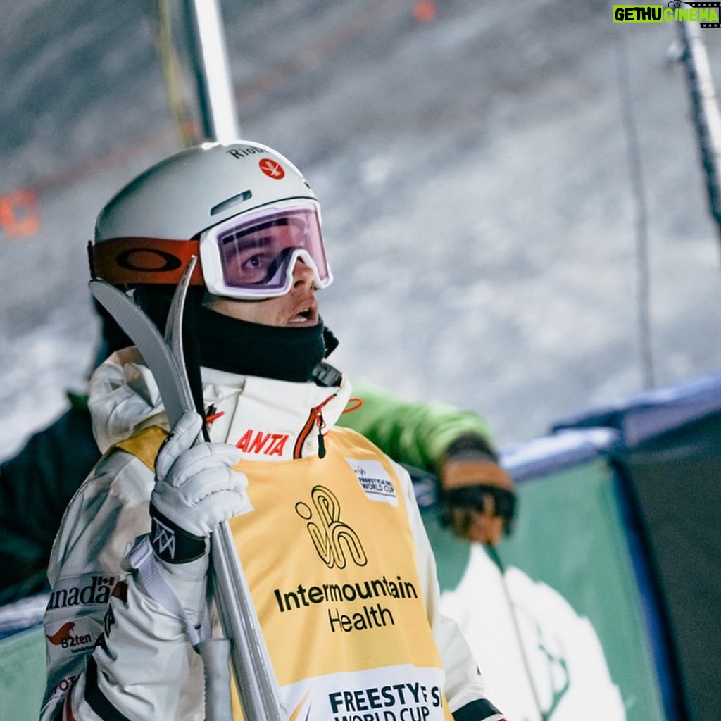 Mikaël Kingsbury Instagram - Despite a big crash in training before finals… I manage to finish on the podium🥈 with these two boss🔥 Duals saturday👊🏼 Deer Valley Ski Resort