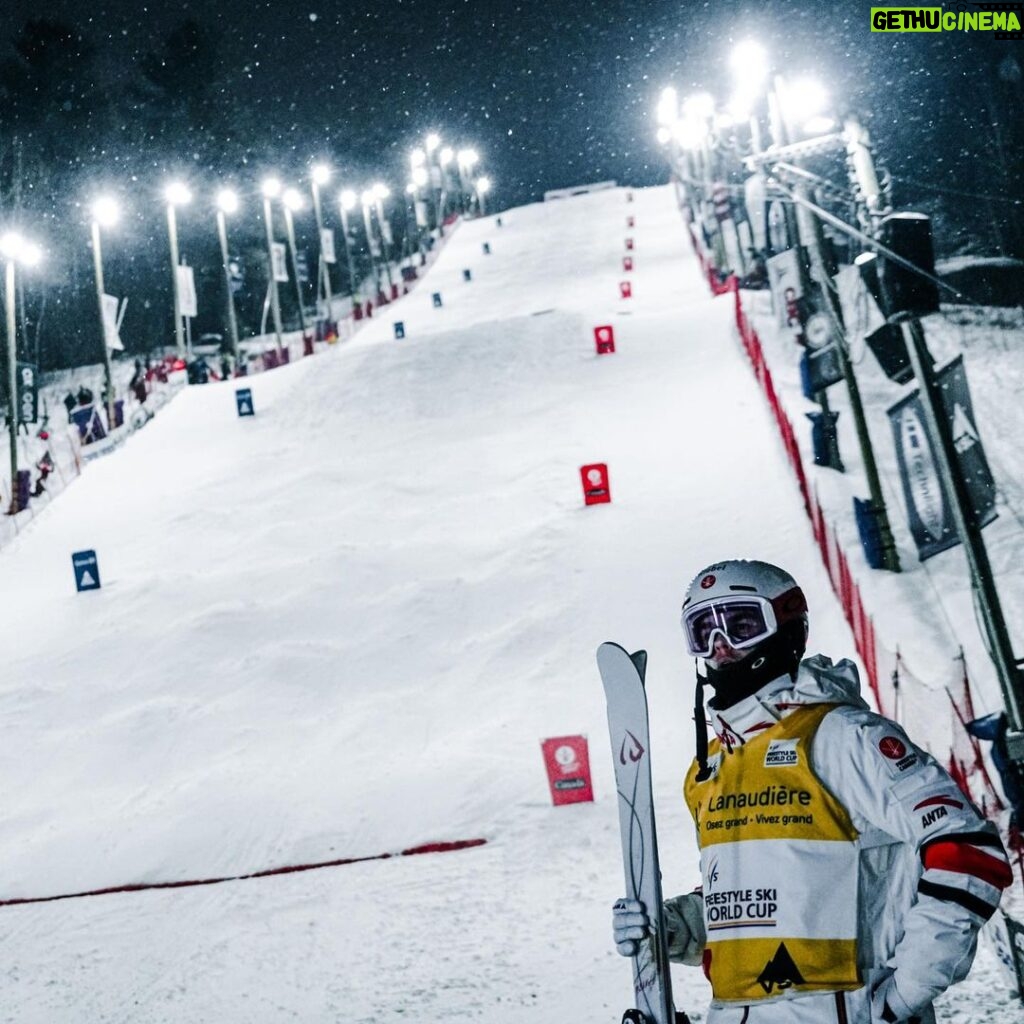 Mikaël Kingsbury Instagram - 🥇à la maison⚜️🇨🇦 What a night!!!!!!! Merci tout le monde pour les encouragements hier soir🙏🏼 On se voit ce soir😈 #worldcup #moguls #mmc Val St Côme Station de Ski