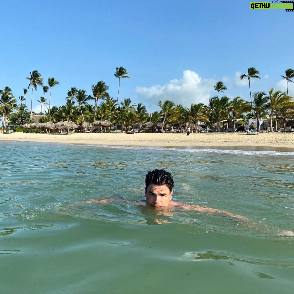 Mikaël Kingsbury Instagram - Vacations so far so good🇩🇴🦈🌞 @laumongeon Dominican Republic