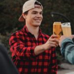 Mikaël Kingsbury Instagram - Dégustation de la meilleure bière sans alcool avec les boys! @sobercarpenter 🍻🍻🍻