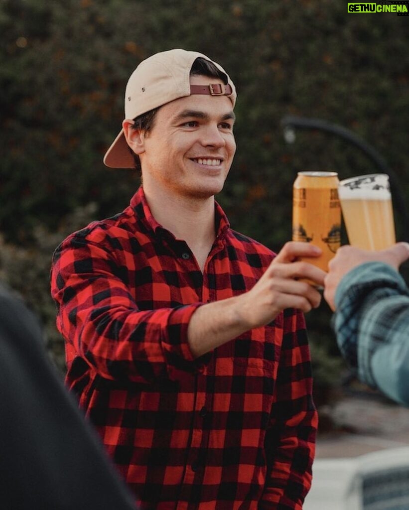 Mikaël Kingsbury Instagram - Dégustation de la meilleure bière sans alcool avec les boys! @sobercarpenter 🍻🍻🍻
