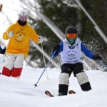 Mikaël Kingsbury Instagram - 1ère édition du camp Mikaël Kingsbury réussie!! 92 jeunes skieurs incroyables⛷👌🏼 Merci à ma belle gang de coachs, Dominique, Michèle, aux bénévoles et aux précieux commanditaires @sommet_saint_sauveur @oakleyskiing @underarmourca @auclairsports @obersonboutique @desjardinscoop @liveholos 📸 @bernardbrault Sommet Saint-Sauveur