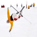 Mikaël Kingsbury Instagram - 1ère édition du camp Mikaël Kingsbury réussie!! 92 jeunes skieurs incroyables⛷👌🏼 Merci à ma belle gang de coachs, Dominique, Michèle, aux bénévoles et aux précieux commanditaires @sommet_saint_sauveur @oakleyskiing @underarmourca @auclairsports @obersonboutique @desjardinscoop @liveholos 📸 @bernardbrault Sommet Saint-Sauveur