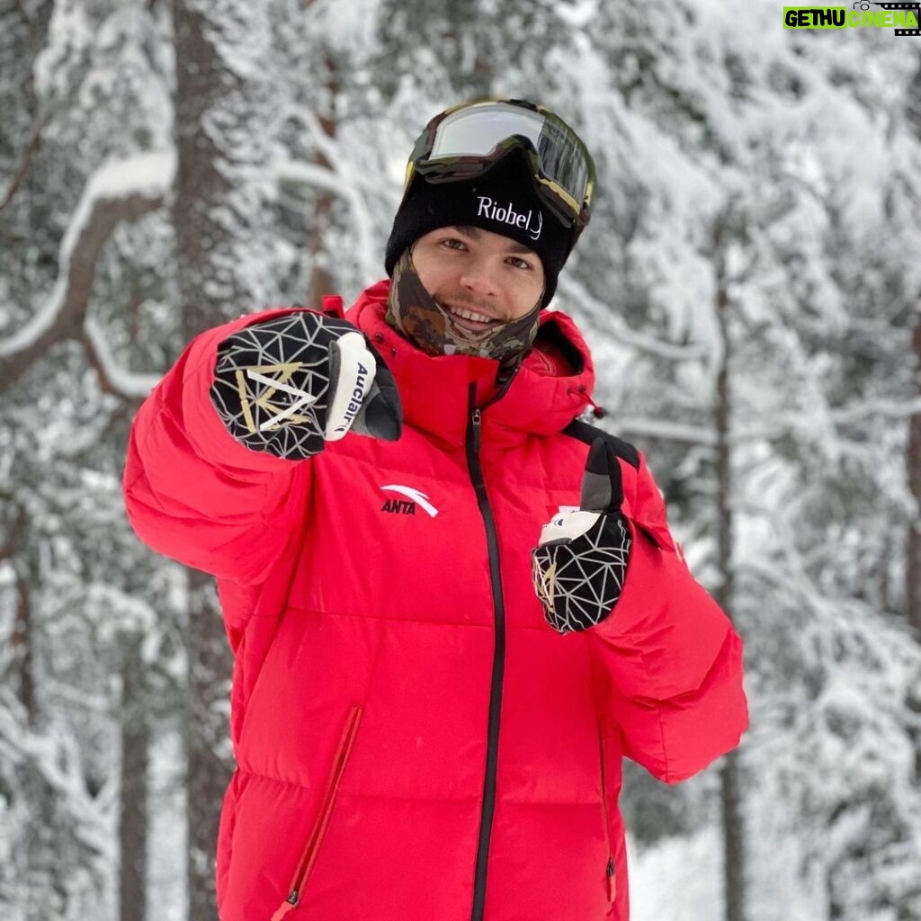 Mikaël Kingsbury Instagram - Yo! I’m excited to be in Finland for the first World Cup of the season👊🏼 If you’re looking to buy my @auclairsports gloves for the ski season, I have 15% code promo for you all🙌🏼: KINGSBURY15 Link in bio🔝 #bonskibonsnowmesdamesmessieurs Ruka Ski Resort