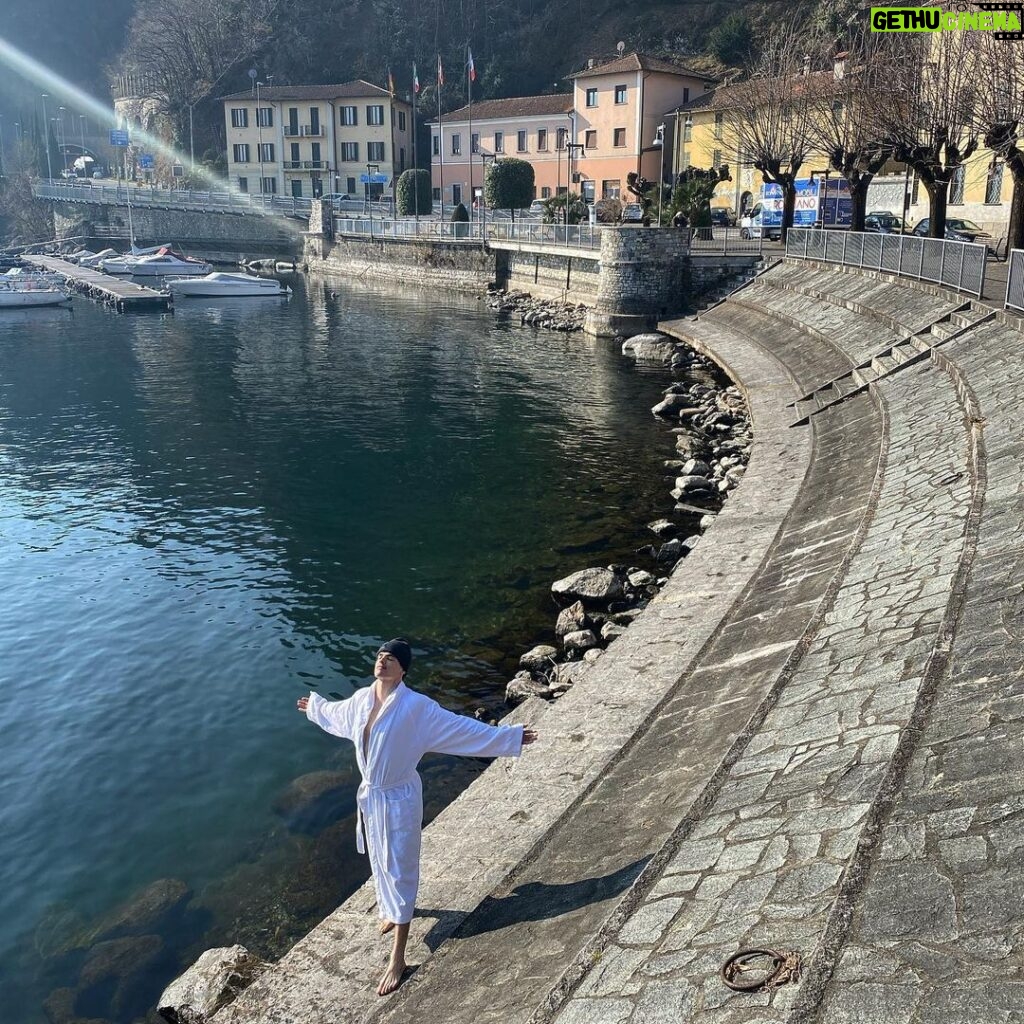 Mikaël Kingsbury Instagram - Buongiorno 🇮🇹🤌🏼🥶 📱@berkley_brown Lago di Como
