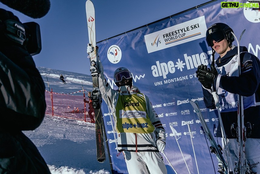 Mikaël Kingsbury Instagram - World Cup win # 68🥇🤯 Good way to finish 2021🙌🏼 Now time to rest before we attack @monttremblant World Cup Jan 7 & 8 💪🏼 📸 @fisfreestyle L'Alpe-d'Huez