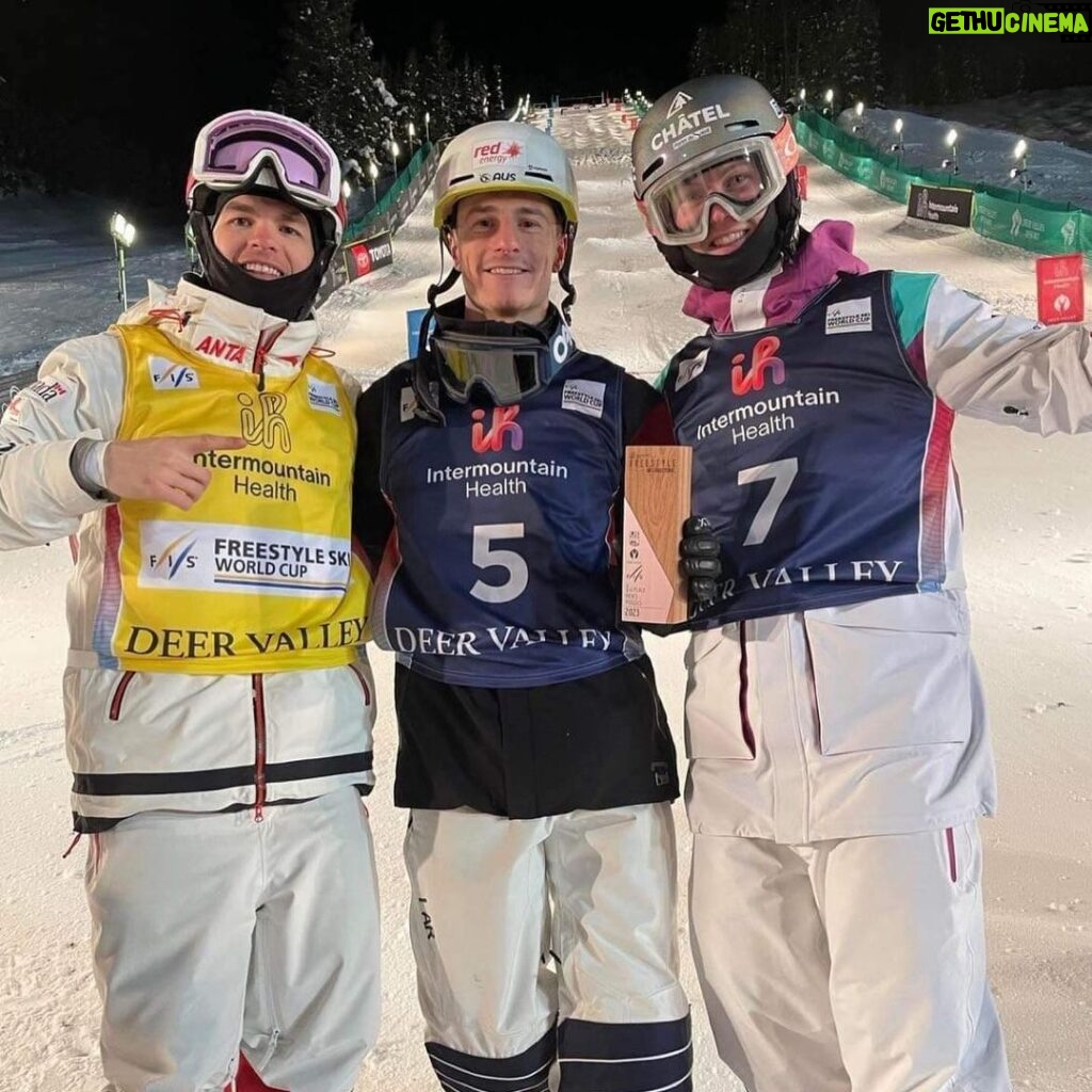 Mikaël Kingsbury Instagram - Despite a big crash in training before finals… I manage to finish on the podium🥈 with these two boss🔥 Duals saturday👊🏼 Deer Valley Ski Resort