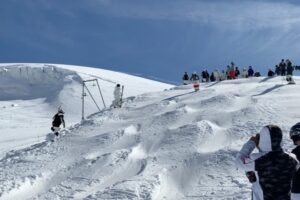 Mikaël Kingsbury Instagram - Gettin’ the feels back🙌🏼 swipe right for dub10 #switzerland #moguls 📸 @elliot_vaillancourt
