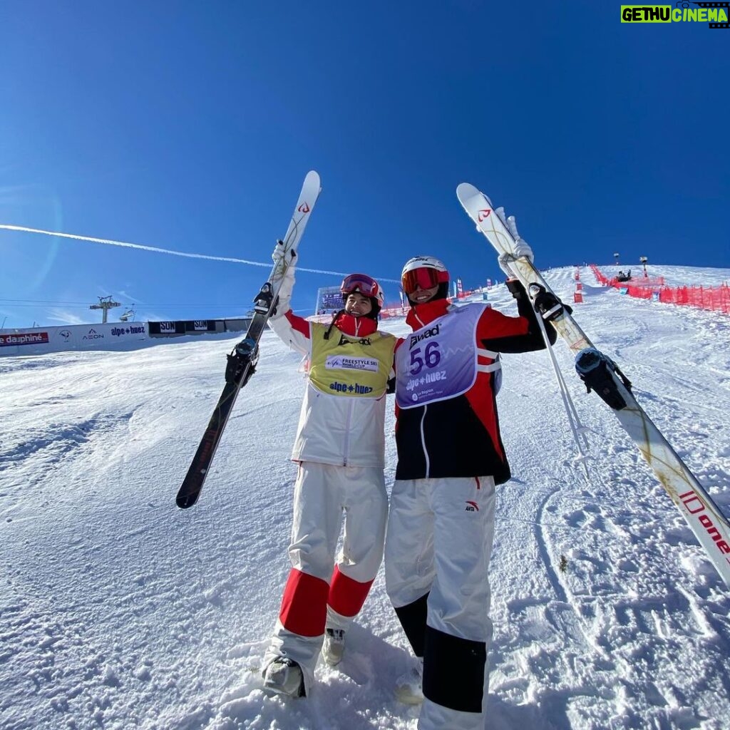 Mikaël Kingsbury Instagram - 1-2 Canada🥇🥈🇨🇦 !!!! Félicitations mon @elliot_vaillancourt pour ton premier podium 🤝🏼🍾🍾 Hat trick🥇🥇🥇🎩 #83 L'Alpe-d'Huez